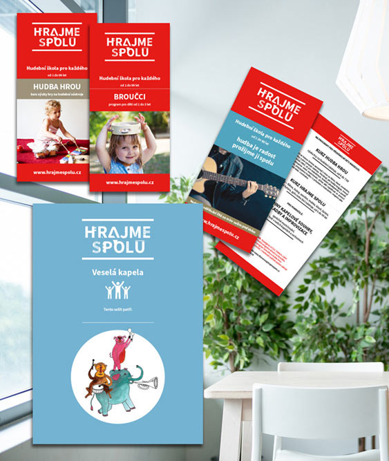 Položky firemní identity hudební školy Hrajme spolu - logo, pracovní sešity, desky, letáky, DVD atd.